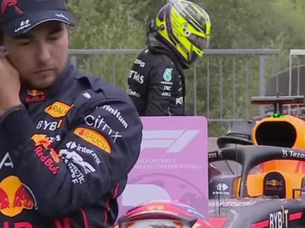 汉密尔顿围着火星车转圈看不停，隔着头盔都能感受到老汉羡慕的眼神...心疼...#f1中国大奖赛 #f