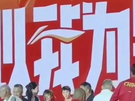 #歌曲你的太阳 出征仪式合影环节，李宁和刘国梁分别让孙颖莎和王楚钦站在自己身边，莎头真是一步步通过自