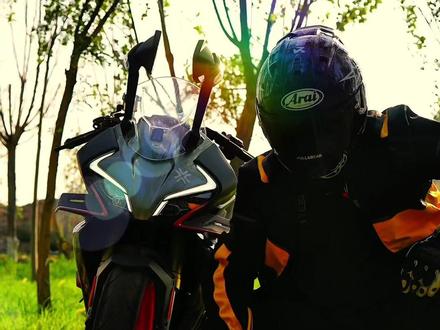 你会不会在黄昏的晚霞渐渐消散时忘了我#机车 #450srs #altoona骑行装备 #黄昏