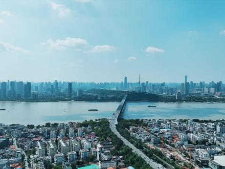 东风乘用车三大品牌
闪耀华中国际车展
新车亮相、热力演绎、互动打卡
快来点击视频
一分钟回顾超百万人