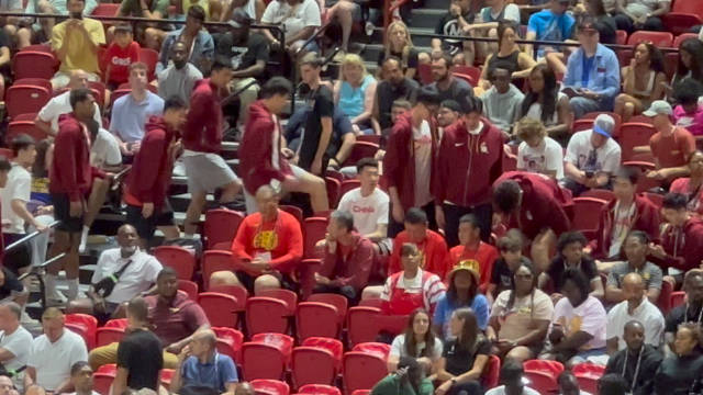 中国男篮现场观战开拓者和马刺的夏季联赛。