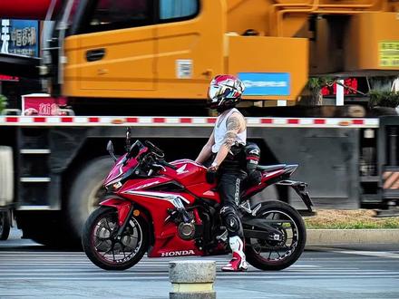 丹尼斯红绿灯 机车追焦 视频 新位置新视角新感觉#机车 #摩托车 #追焦 #每一帧都是热爱 #街拍