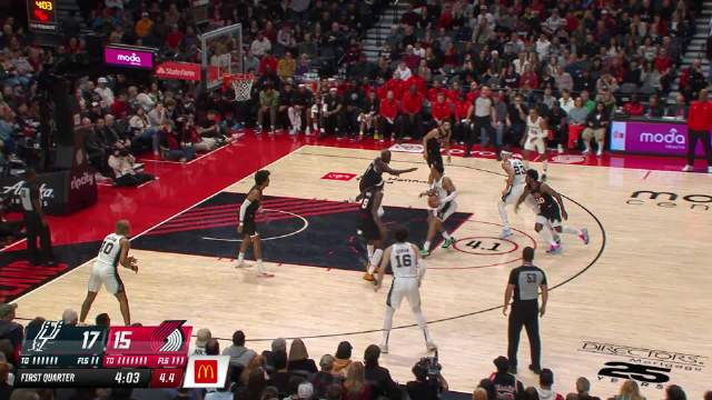 【凯尔登-约翰逊强攻篮下打2+1】And one！科林斯和琼斯默契掩护配合，凯尔登-约翰逊外线启动前