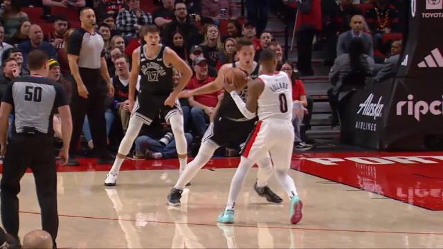 【利拉德击地妙传尤班克斯】轻松写意！利拉德强势突破吸引防守，面对夹击人缝中送出击地妙传，助攻尤班克斯