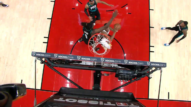 【凯尔登-约翰逊单手上篮2+1】潇洒飘逸！珀尔特尔持球策应送出妙传，凯尔登-约翰逊加速启动冲击篮筐，