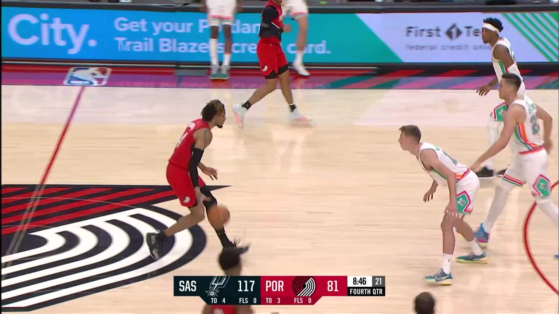 【格雷格-布朗三世暴扣】格雷格-布朗三世持球强攻篮下不中，二次进攻抢下篮板强起双手暴扣！  【戳： 