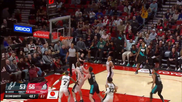 【格兰特相同位置连中三分】把表戴好！第二节结束前格兰特侧翼位置接连命中两记三分，帮助球队拉开比分！半