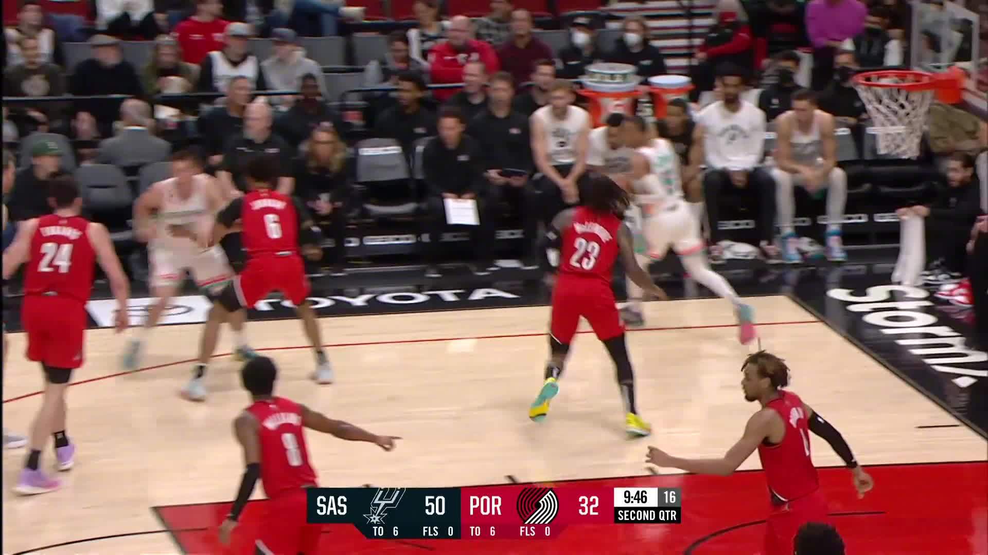 【穆雷一传一攻】领袖之姿盘活进攻！德章泰-穆雷挡拆后妙传珀尔特尔双手暴扣！随后他低位背打，走上线勾手