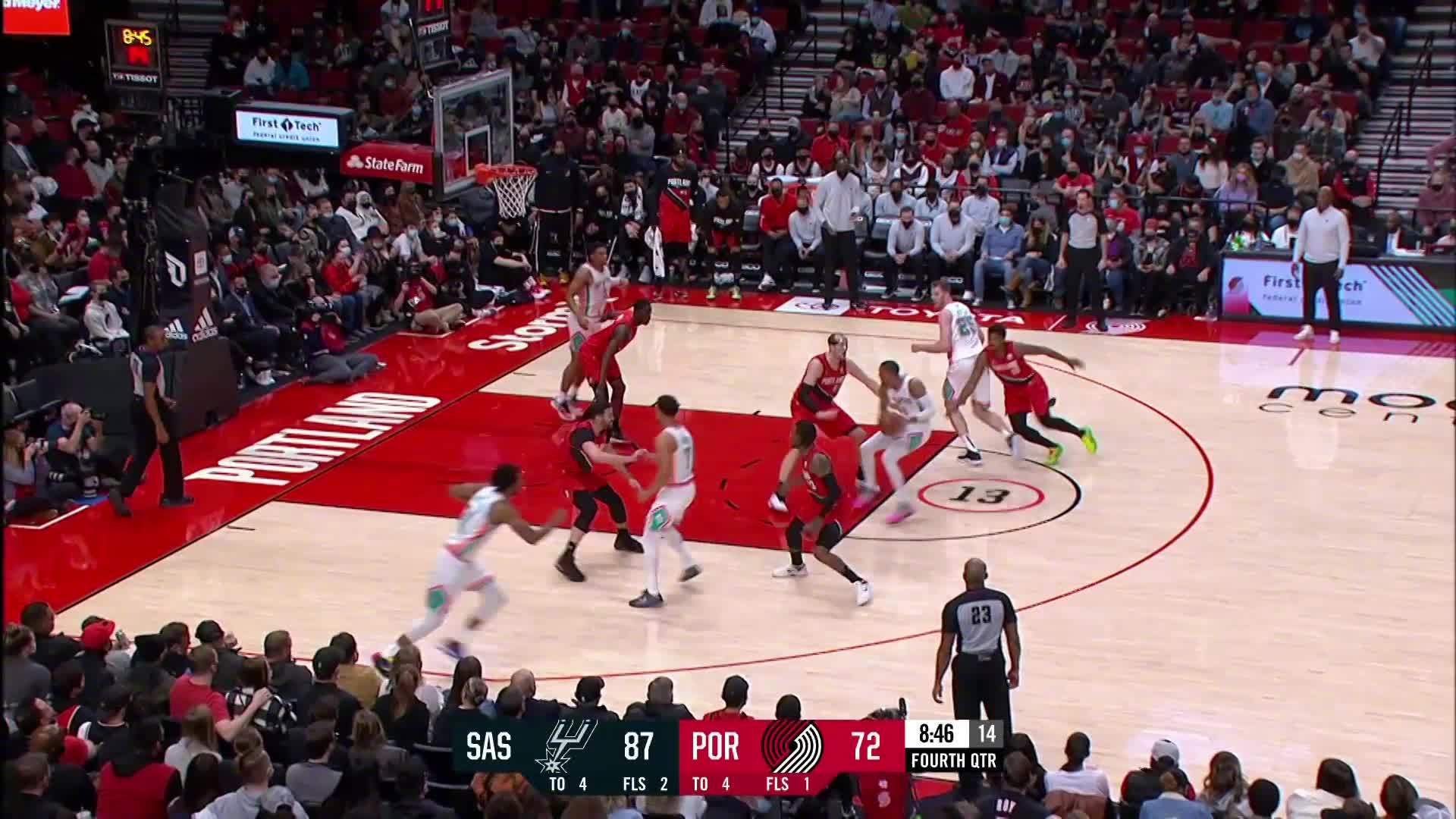 【麦克勒莫一防一攻】攻防积极，防守端麦克勒莫身后完成抢断，推反击空位三分扬手命中！  【带  发博聊