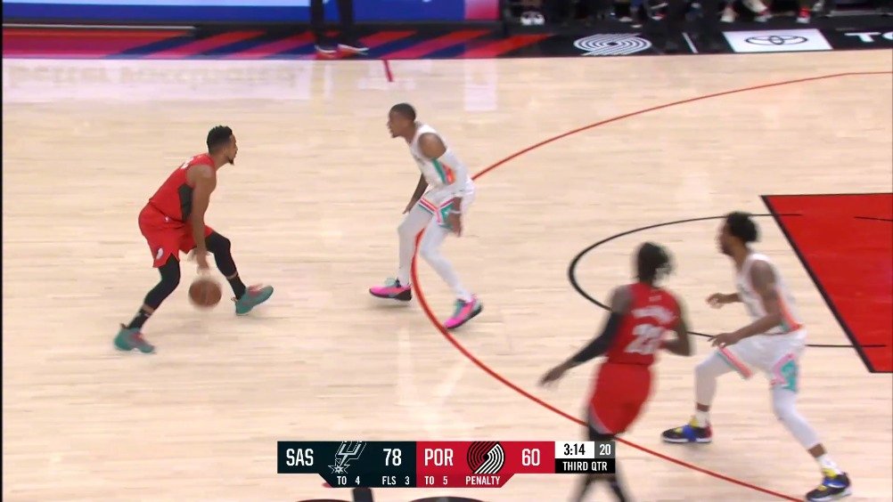 【CJ连续得分】手感回温！CJ-麦科勒姆连续变向突破抛投得手，随后接手递手超远三分稳稳命中帮助开拓者