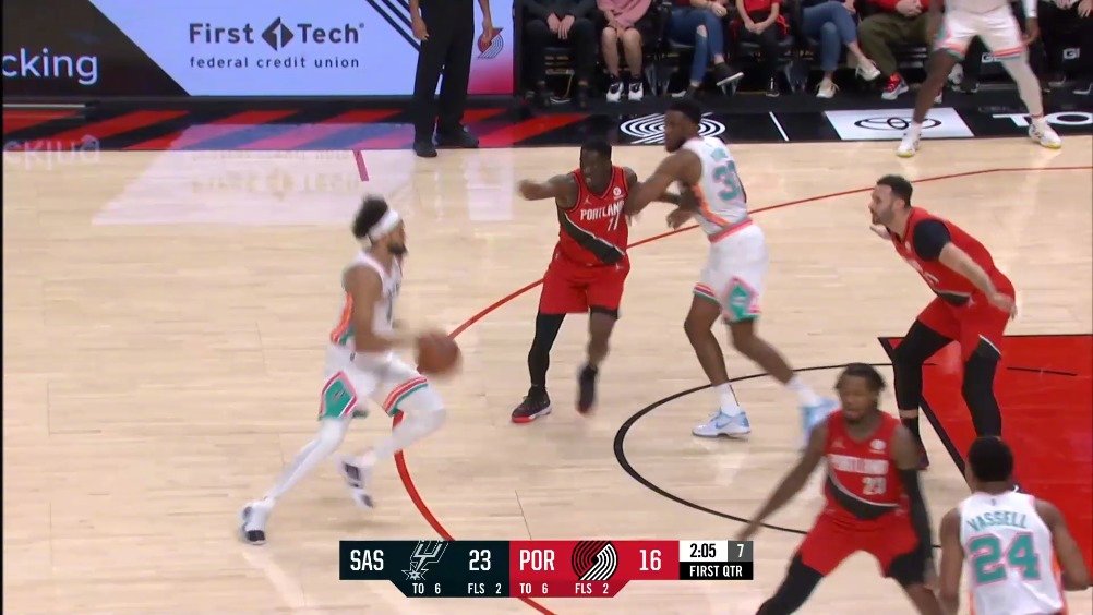 【沃克反击暴扣】德里克-怀特不看人妙传击地助攻赛迪斯-杨轻松扣篮！随后赛迪斯-杨铁手抢断成功，朗尼-