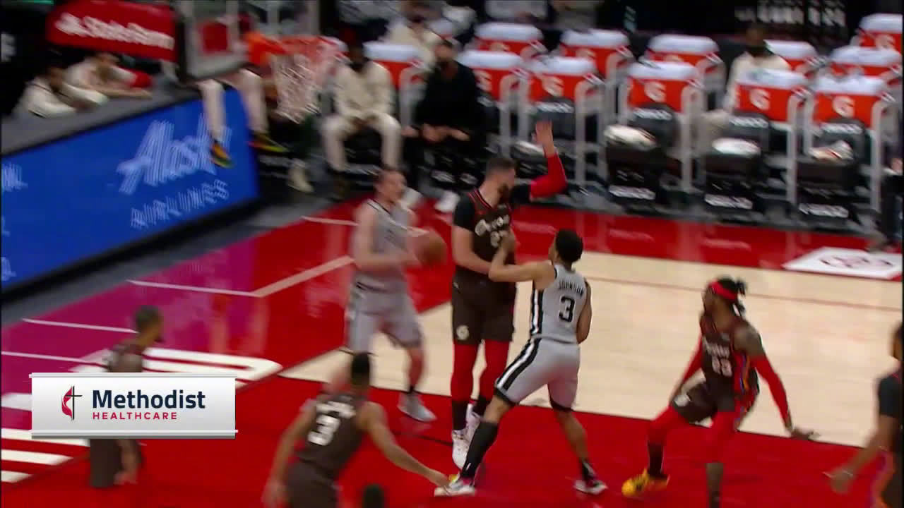 【约翰逊妙传助攻珀尔特尔】凯尔登-约翰逊一条龙杀入篮下，吸引多人防守冷静分球，助攻珀尔特尔上空篮轻松