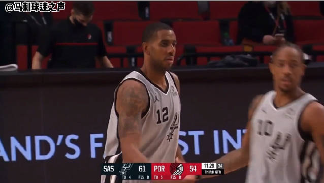 和开场一样，又是德罗赞背传阿德，后者再命中下半场马刺队首球。