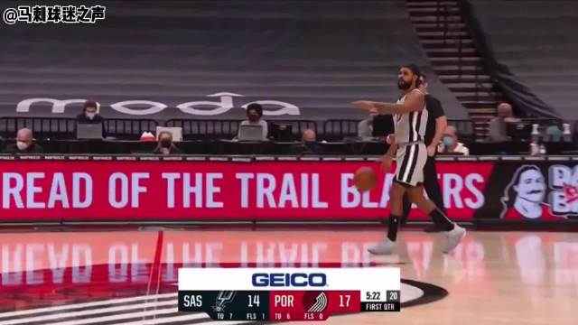 米尔斯兜出来后直接出手三分，帮助马刺追平比分原声: