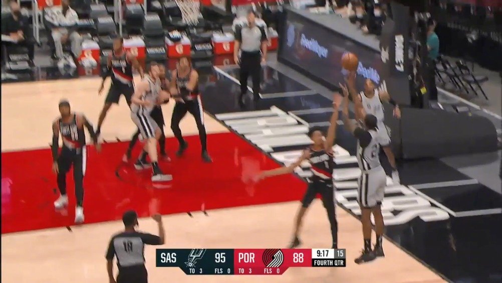 马刺客场125-104战胜开拓者取得两连胜。阿尔德里奇贡献22分，德罗赞得到20分11助攻6篮板；开