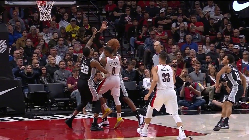 利拉德三分线外启动直突篮下，顶着阿尔德里奇的防守打成2+1！   更多精彩视频请戳：