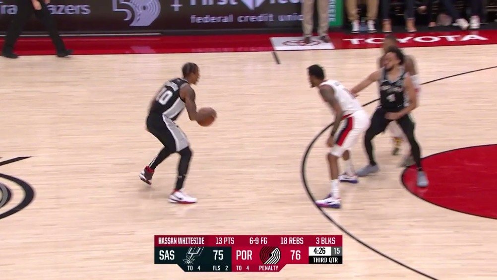 【德罗赞突破暴扣】德罗赞撕裂防线突入篮下单手劈扣！