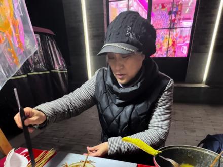 挑战一片树叶吃遍所有路边摊，今天挑战的是中国糖画。 #美食 #路边摊的人间烟火气 #挑战一片树叶吃遍