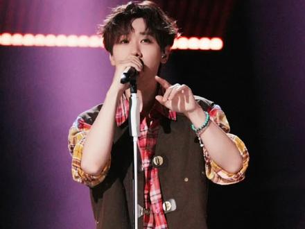 “汪苏泷《小小虫》 超有松弛感，欢快又治愈，不愧是东北甜妹” #汪苏泷#小小虫#现场版live#汪苏