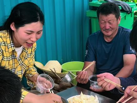 准备在我们小院搭建一个木屋做厨房 大家觉得怎么样？#三农 #我的乡村生活 #乡村守护人 #夫妻日常 