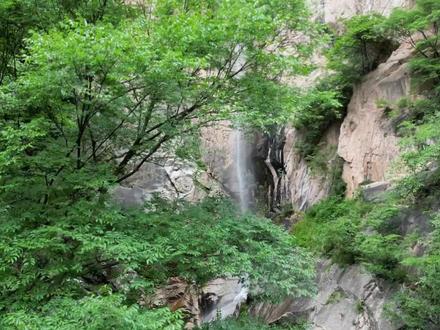 气势磅礴的瀑布看多了，这柔美娟秀的瀑布别有一番风味。#瀑布 #治愈系风景 #飞流直下三千尺 #绝美流