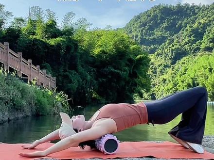 脊柱多柔软，人就有多年轻，每天坚持#滚背 已经成了习惯，腰腹有力，背不僵硬，人更精神#背部放松 #背