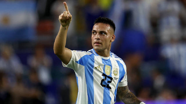 2024美洲杯决赛，阿根廷1-0击败哥伦比亚，成功卫冕美洲杯冠军。上半场两队互交白卷，下半场梅西伤退