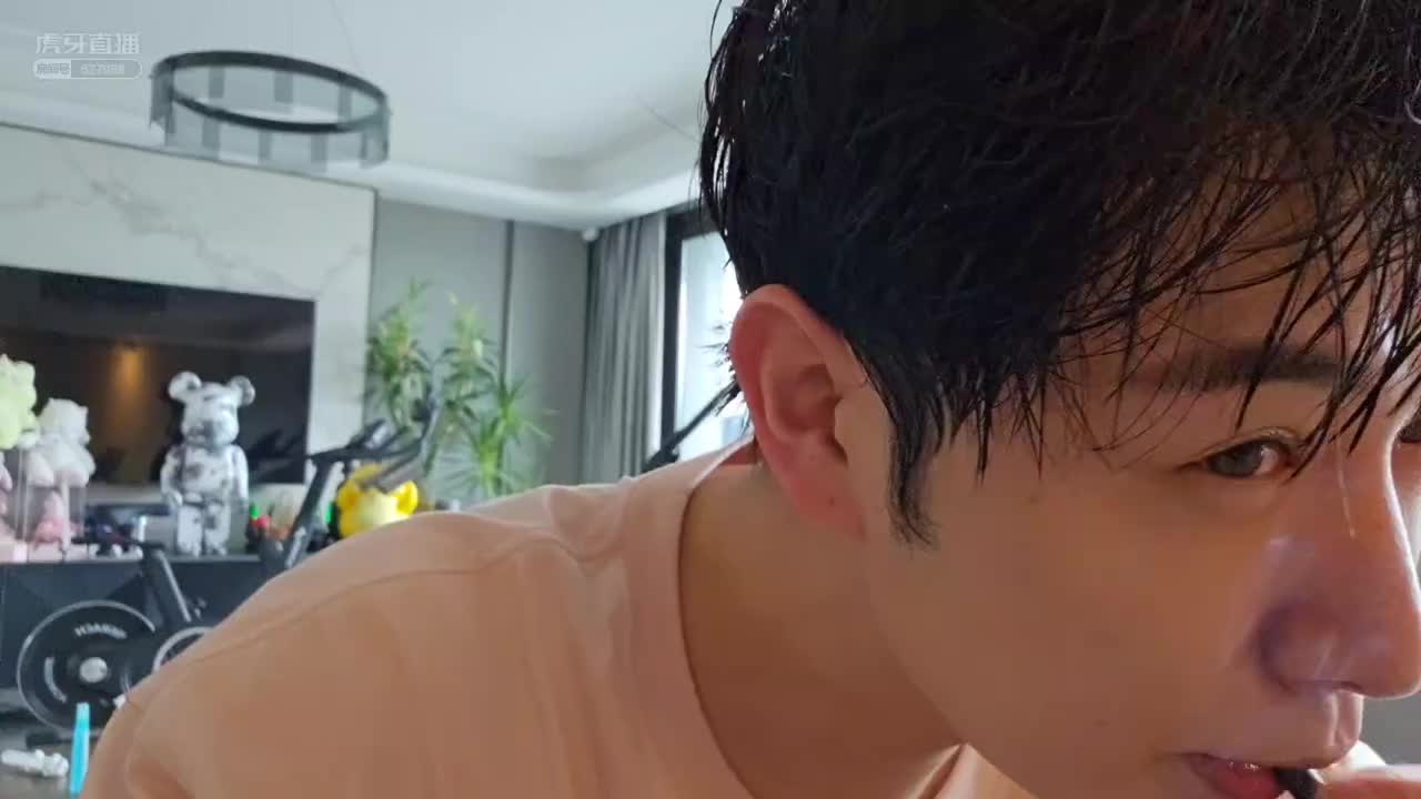 【童锦程】酒吧二十块的啤酒，营业额有两三万就不错了