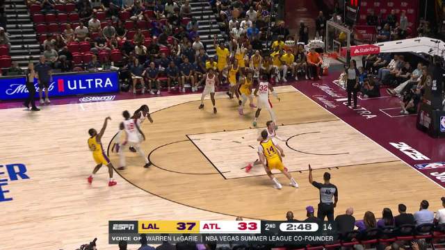 布朗尼解除心魔，持球突破躲过封盖低手挑篮命中，随后三分线外借掩护命中生涯首记三分球