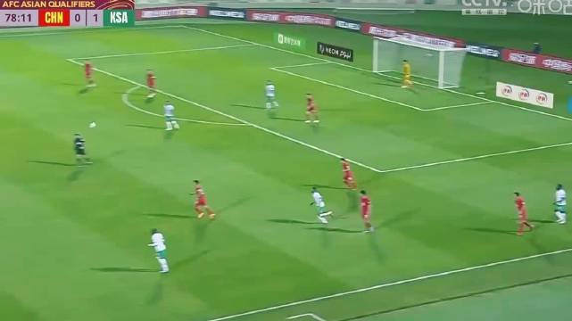 国足反击于大宝并未加速冲刺，被主裁从身后超越