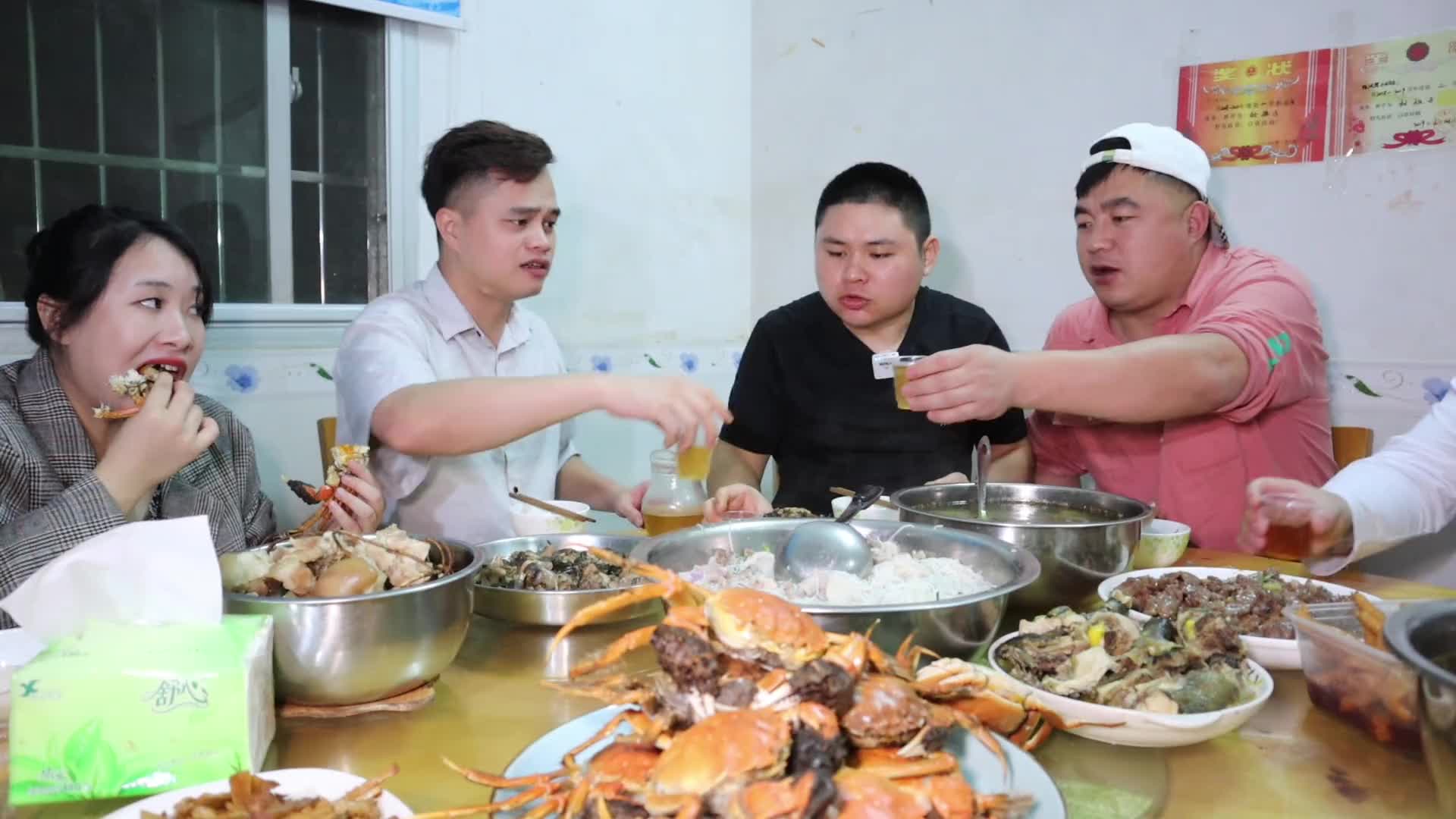 回老家，熊二准备了一桌菜招待！场面比过年还丰盛！满满一大桌