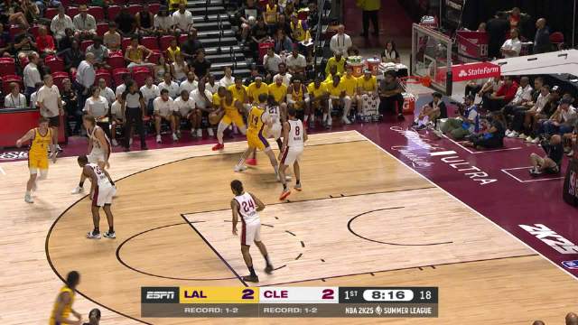 【】延续上一场感觉！布朗尼急停虚晃后仰中投命中！持球加速突破内线左手上篮再下两分！