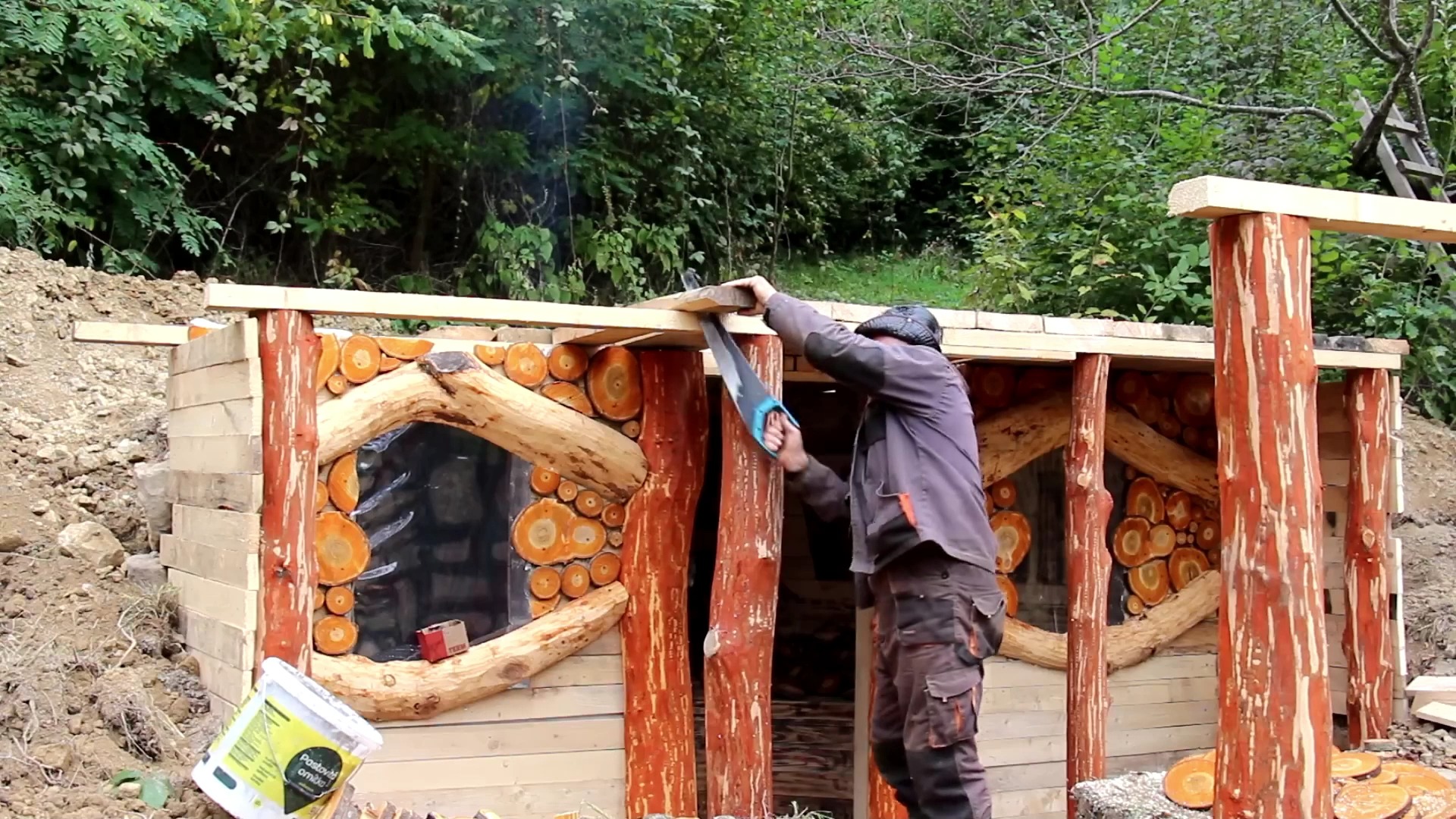 年纪大了想尝试清闲的野居生活，独自前往山林建造出霍比特人小屋，结果奢华了