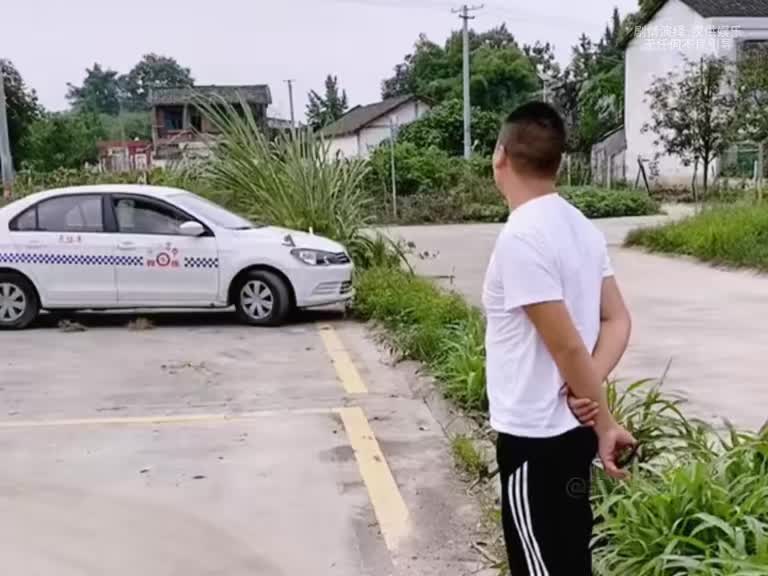 去驾校就三件事：找骂  压线  撞教练。。。。