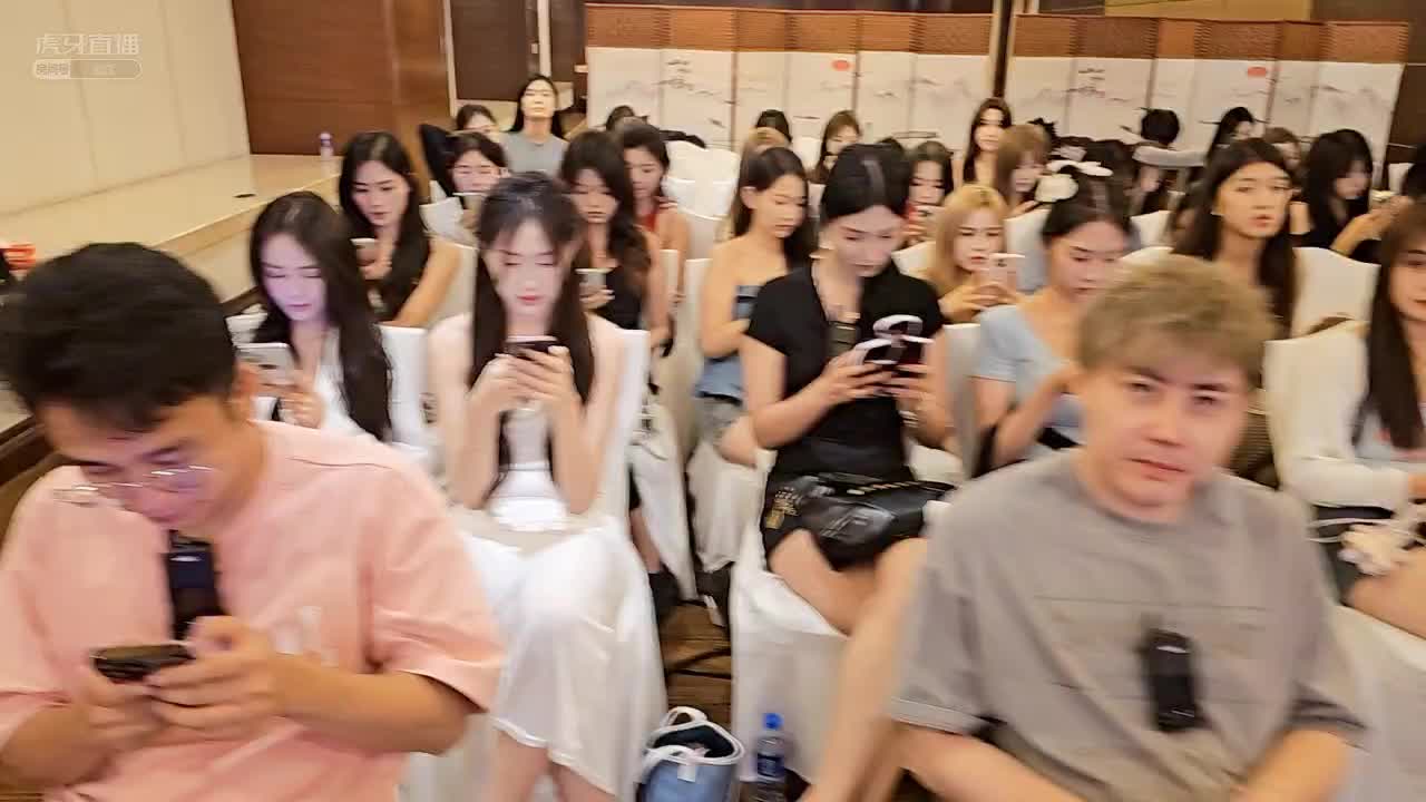 两队长用摔跤的输赢来决定自己组扣不扣分！