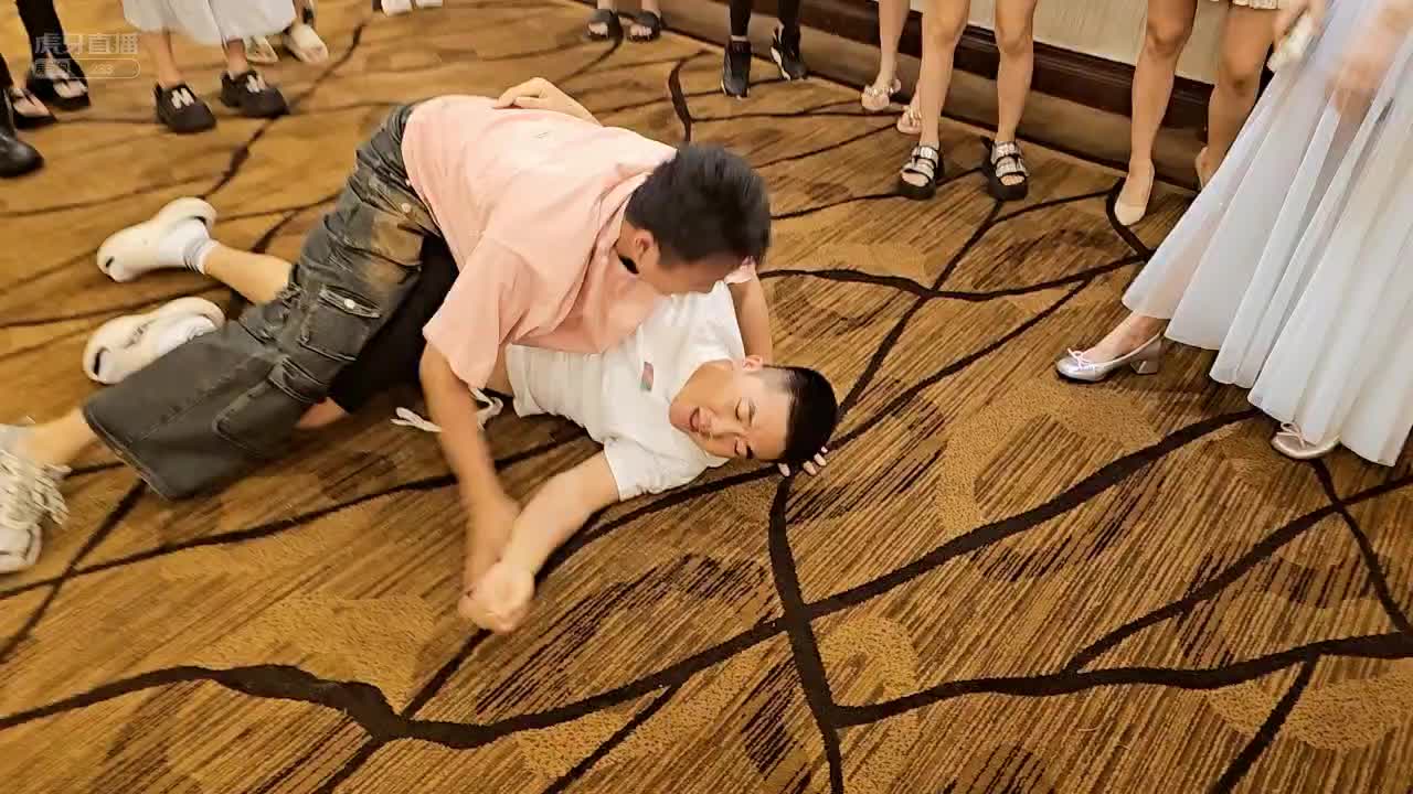 两队长用摔跤的输赢来决定自己组扣不扣分！