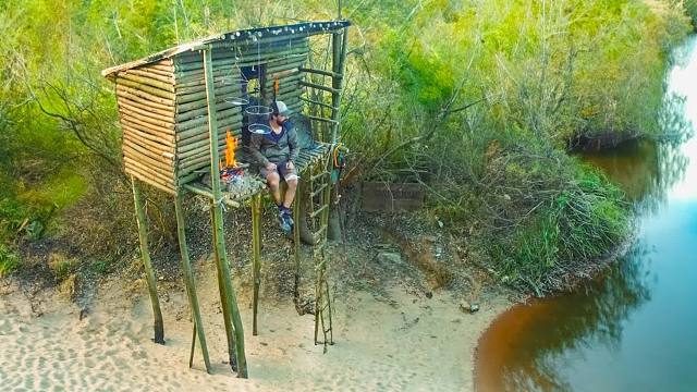 在户外玩久了路子有点野，这次架起了高架木屋，还能在河边抓小龙虾