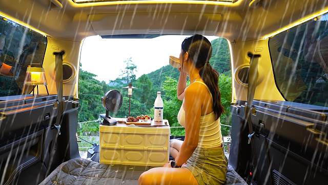 淅淅沥沥的雨天，在汽车里独自露营，助眠火呆！吃播治愈/ 车营雨声 / 路虎玛丽