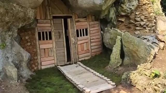 村后山的木瓜园熟了，我要背包前往驻守，果断利用岩石洞打造出极品住所