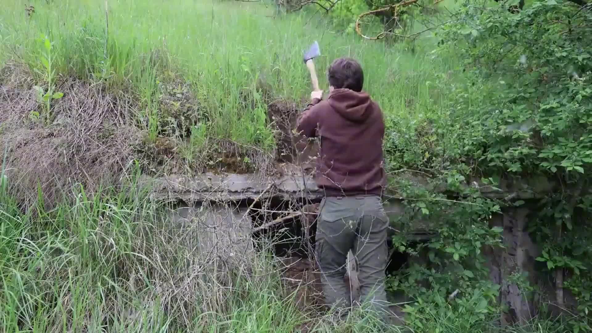 男人将二战时期的防空洞改造成庇护所，并且在附近河边钓上十斤大鱼