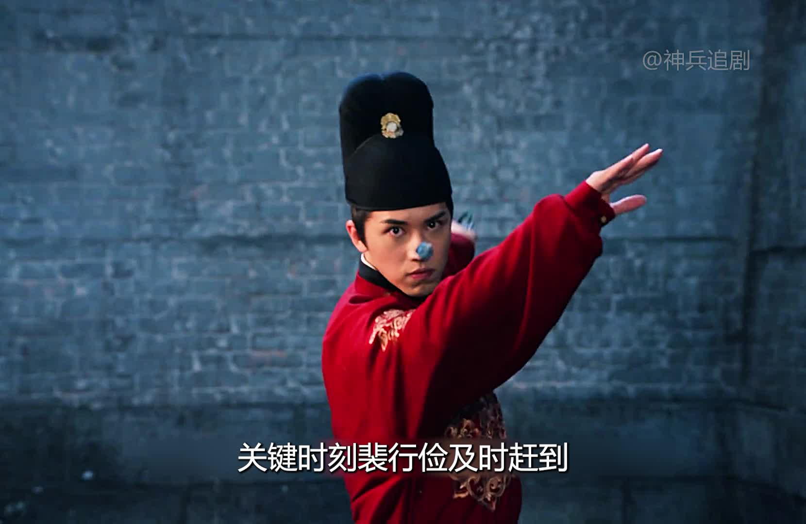 独自走夜路的女孩，突然被一根绳索吊在半空中