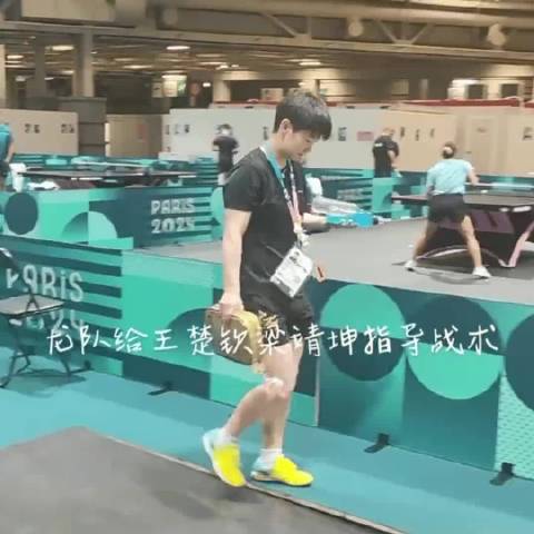 pin来pin来~孙颖莎集pin爱好者已上线！已经叮叮当当挂了一脖子啦！