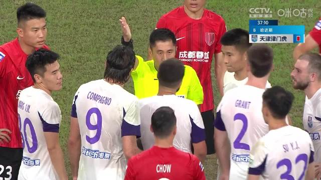 成都蓉城vs天津津门虎，哈达斯踩踏费利佩，马宁出示直红将其罚下。