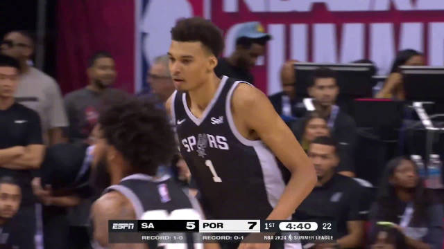 【文班亚马中投命中】马刺进攻回合，布拉纳姆持球推进后顺势横传给到文班亚马，后者接球后原地出手中距离稳