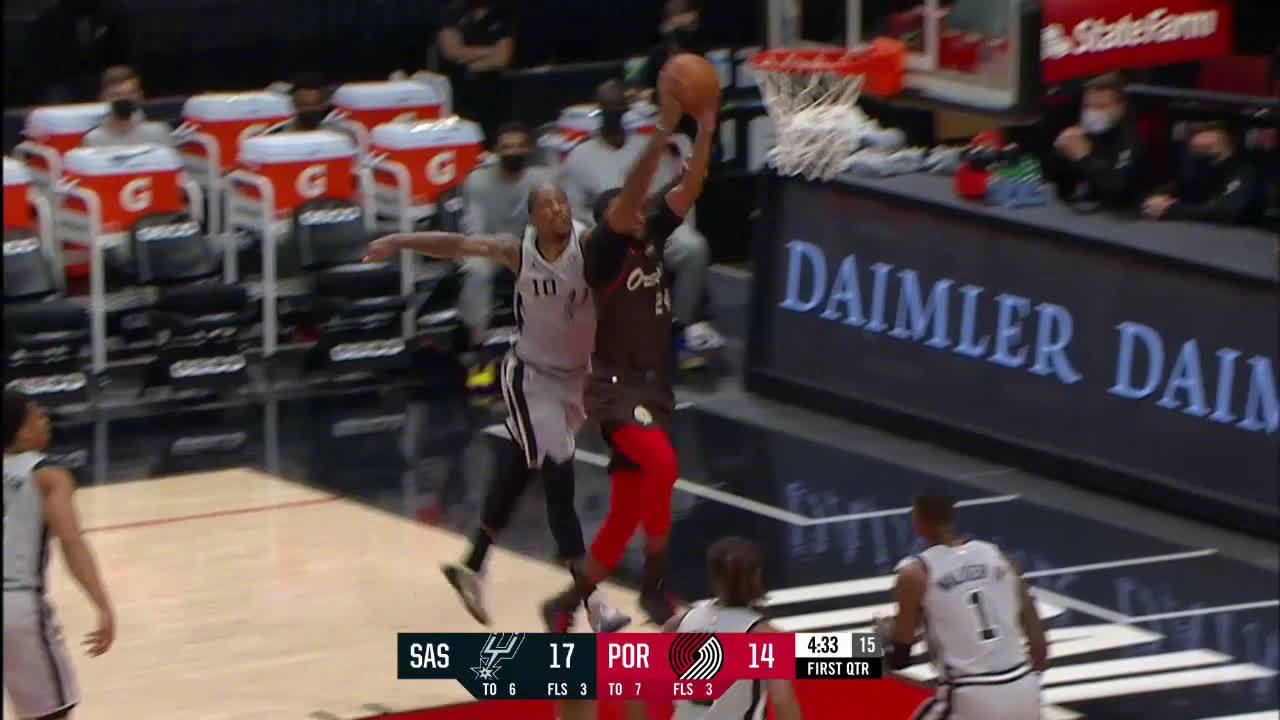 【鲍威尔献滑翔劈扣】鲍威尔一步过掉德罗赞，杀入内线双手暴扣！