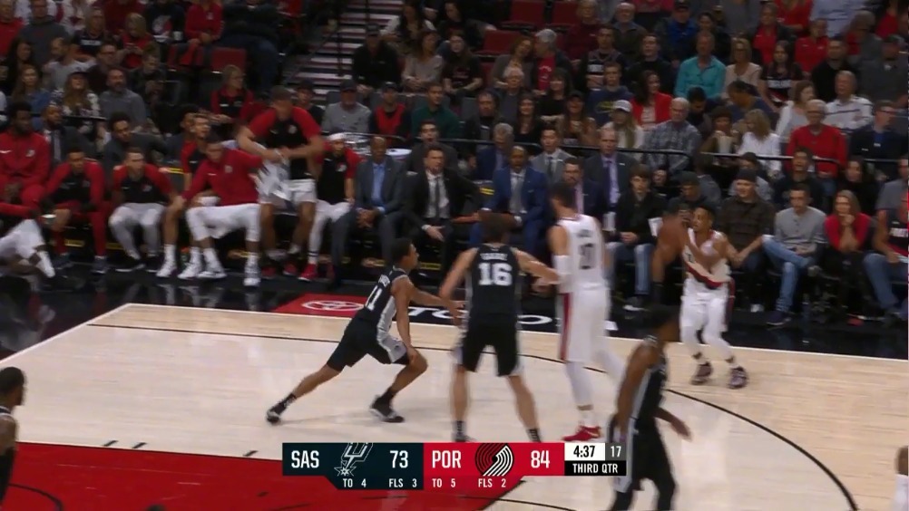 马刺与开拓者三分对飙！利拉德命中三分后，福布斯投中三分予以回应，接着CJ-迈克勒姆后撤步三分再中！ 