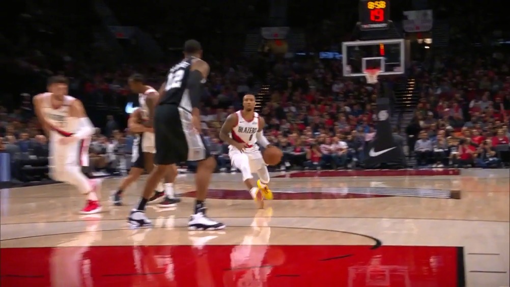 马刺逐渐迫近比分，利拉德借队友掩护命中三分，为球队保持领先优势！  更多精彩视频请戳：