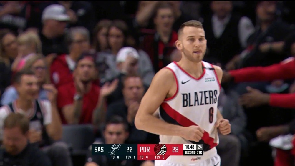 特纳助斯陶斯卡斯命中三分球！帮助球队扩大领先优势！   更多精彩视频请戳：