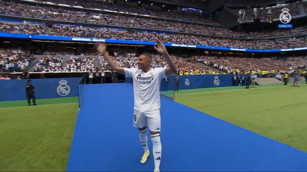 姆巴佩正式亮相皇马，他身披9号球衣入场，现场爆发出巨大的欢呼声！！！