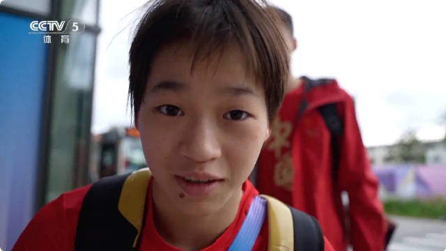 【】当地时间21日，中国跳水队抵达巴黎奥运村。，面对镜头，运动员们状态很轻松，全红婵说了一个用头发炒